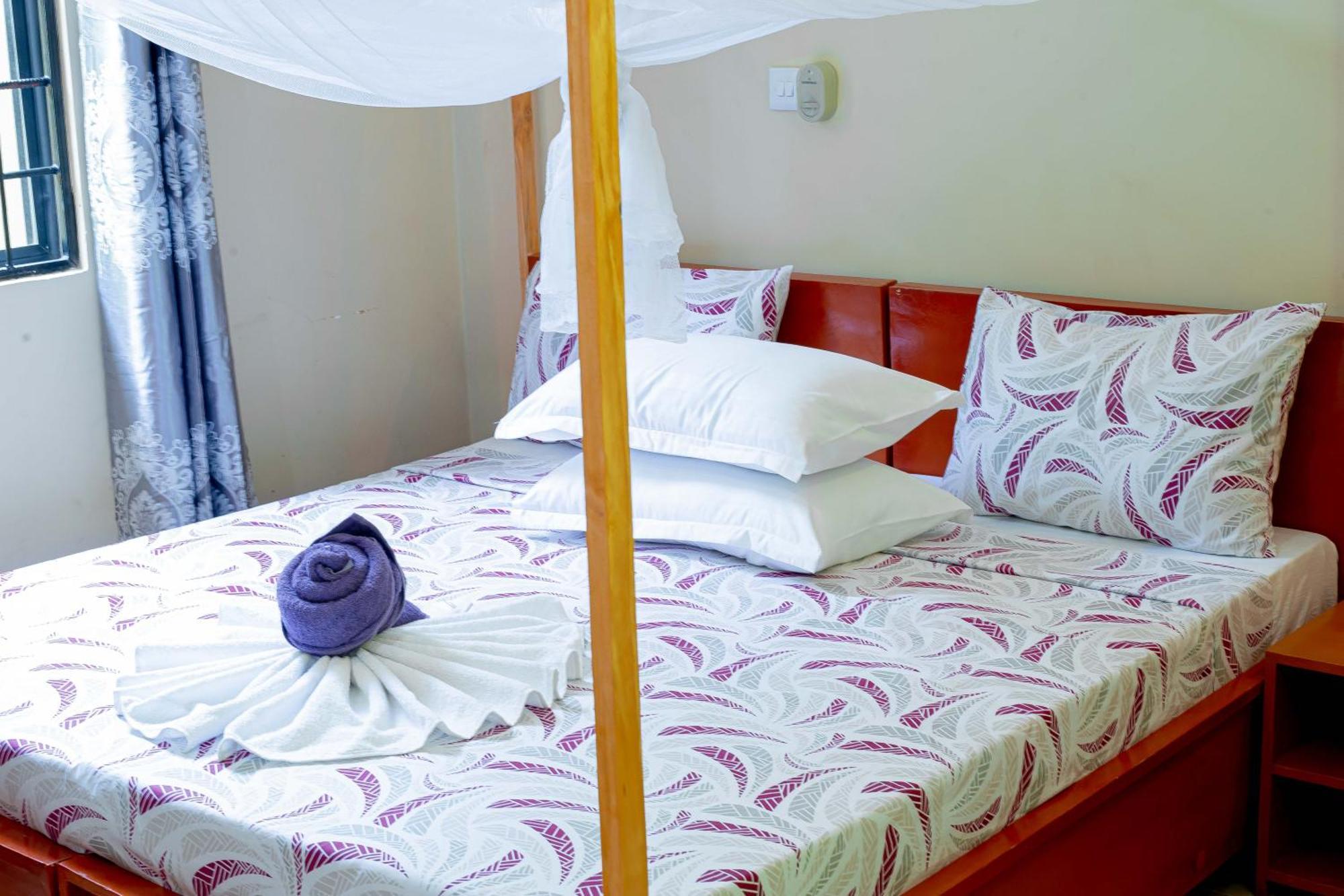 L&J Modern Backpackers Bnb Dar es Salaam Exterior photo